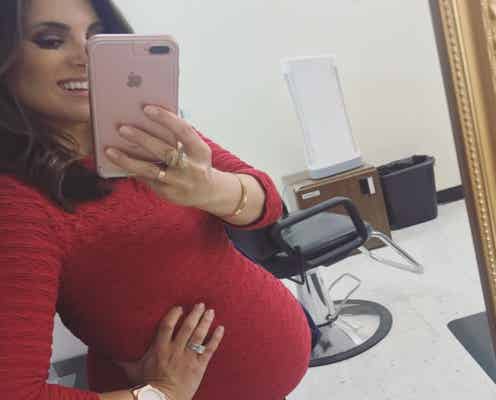 妊娠中の女性ニュースキャスター、生放送中に破水するも気丈に振る舞い番組続行