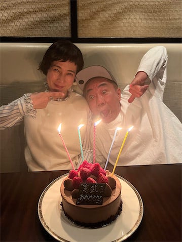 木梨憲武、64歳誕生日に妻・安田成美との夫婦ショット公開「素敵な夫婦でうらやましい」