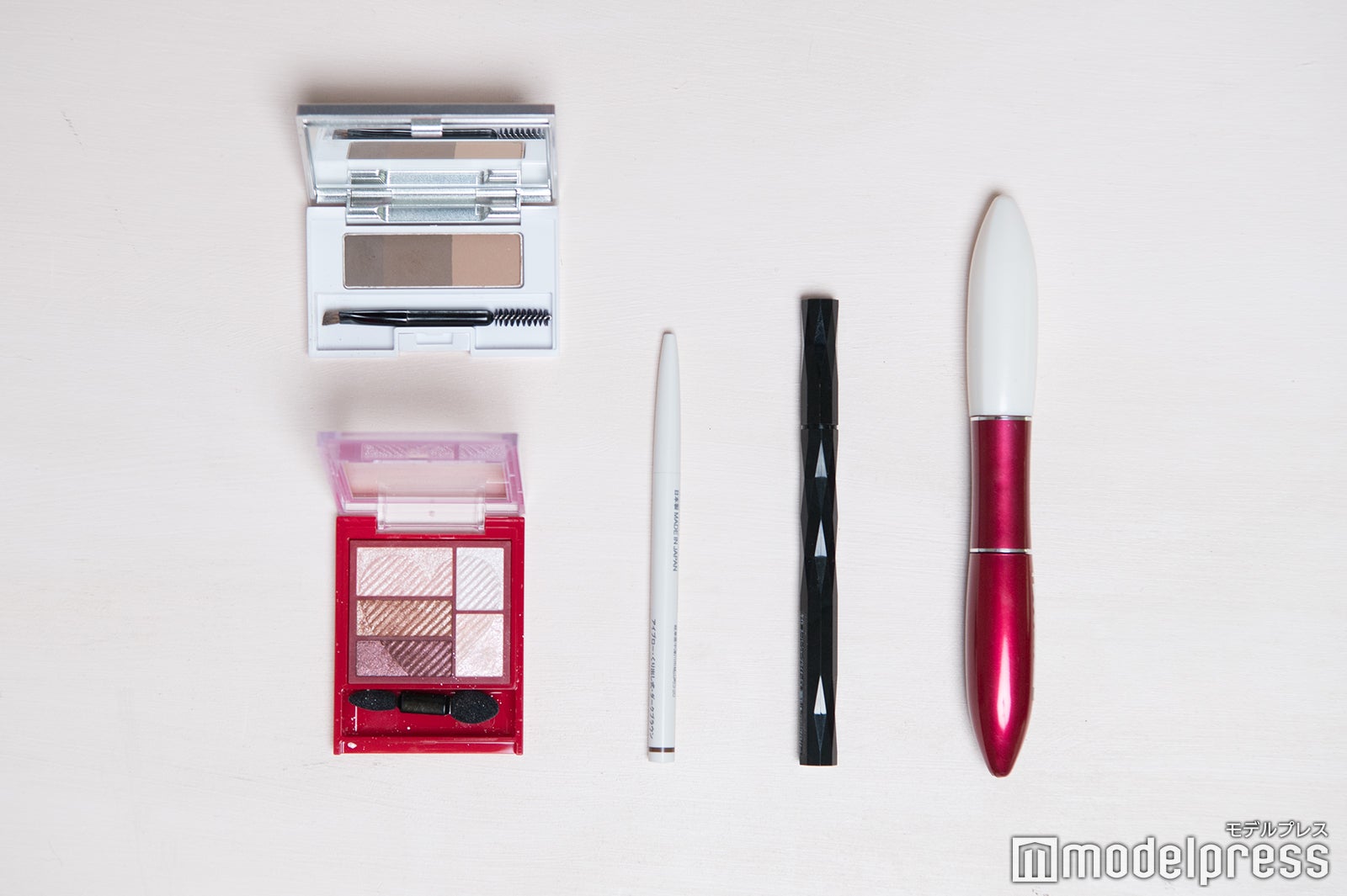 梅津弥英子アナウンサー、ポーチの中身は？（C）モデルプレス