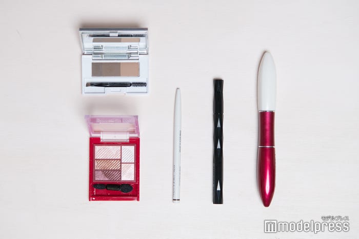 梅津弥英子アナウンサー、ポーチの中身は?(C)モデルプレス