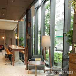 実際に使われていた古材を再利用しているため、よく見ると柱に傷や凹みが/voco大阪セントラル(C)モデルプレス