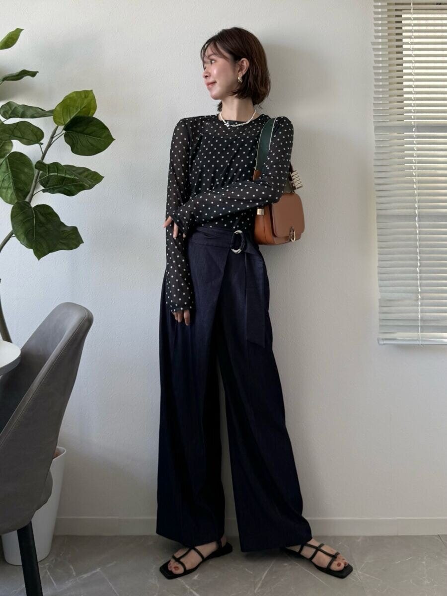 黒ドット柄シアーTと濃色デニムのレトロコーデ 黒ドット柄シアーTと濃色デニムのレトロコーデ