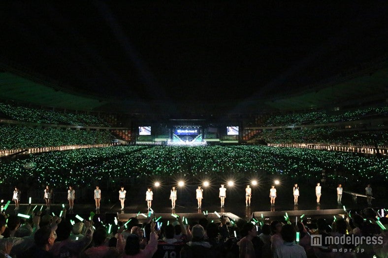 「大島優子卒業コンサート in 味の素スタジアム ～6月8日の降水確率56％（5月16日現在）、てるてる坊主は本当に効果があるのか？～」（C）AKS