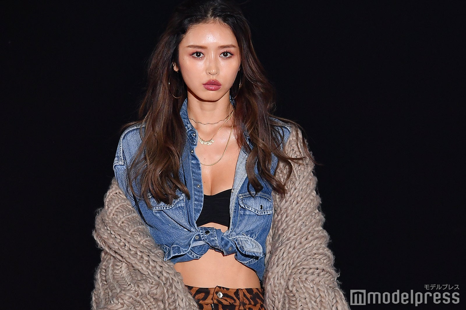 “アーティスト界イチの美女”加治ひとみ、美ボディ大胆魅せランウェイデビュー＜GirlsAward 2018 A／W＞