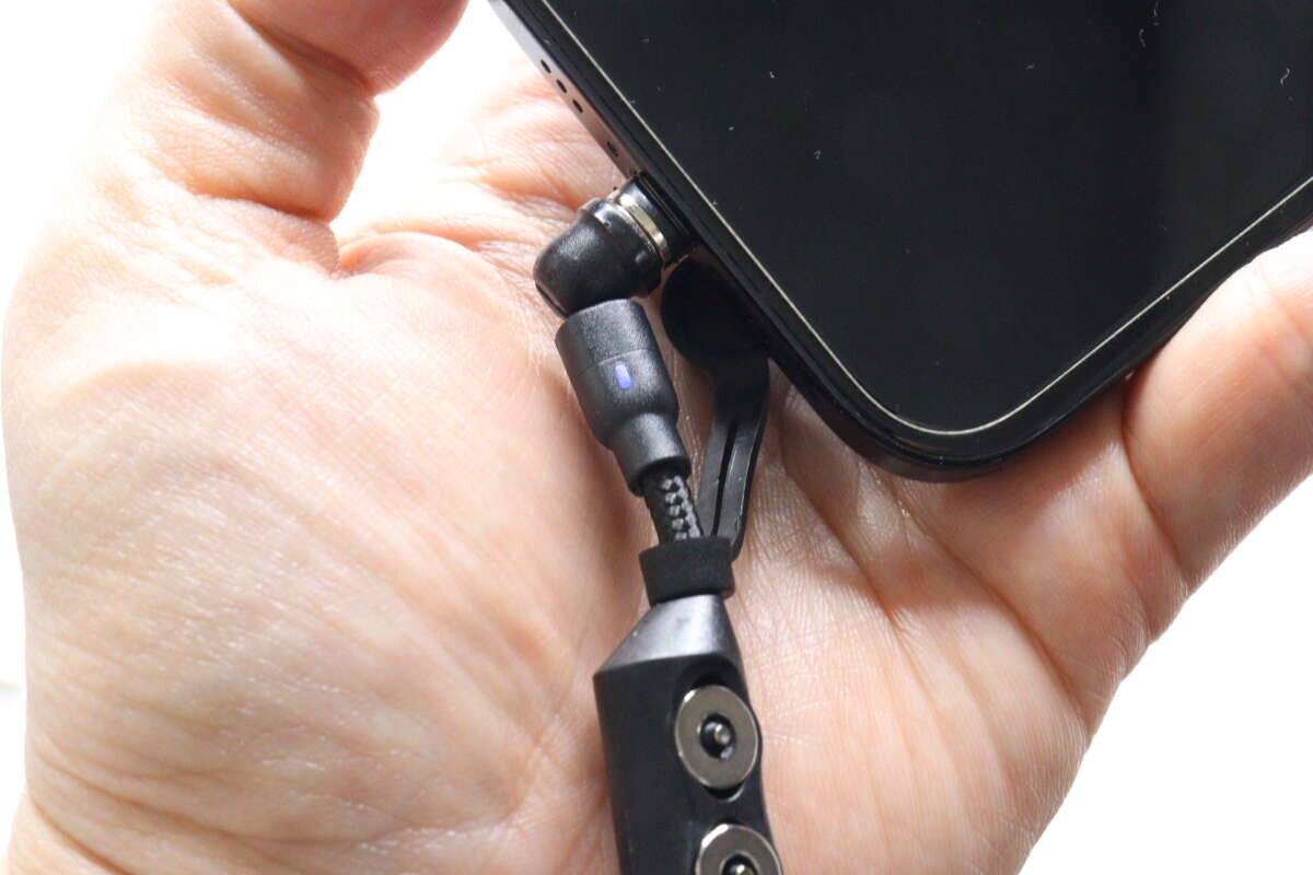 スマートフォンに接続されたマグネットケーブルの根元が曲がっている
