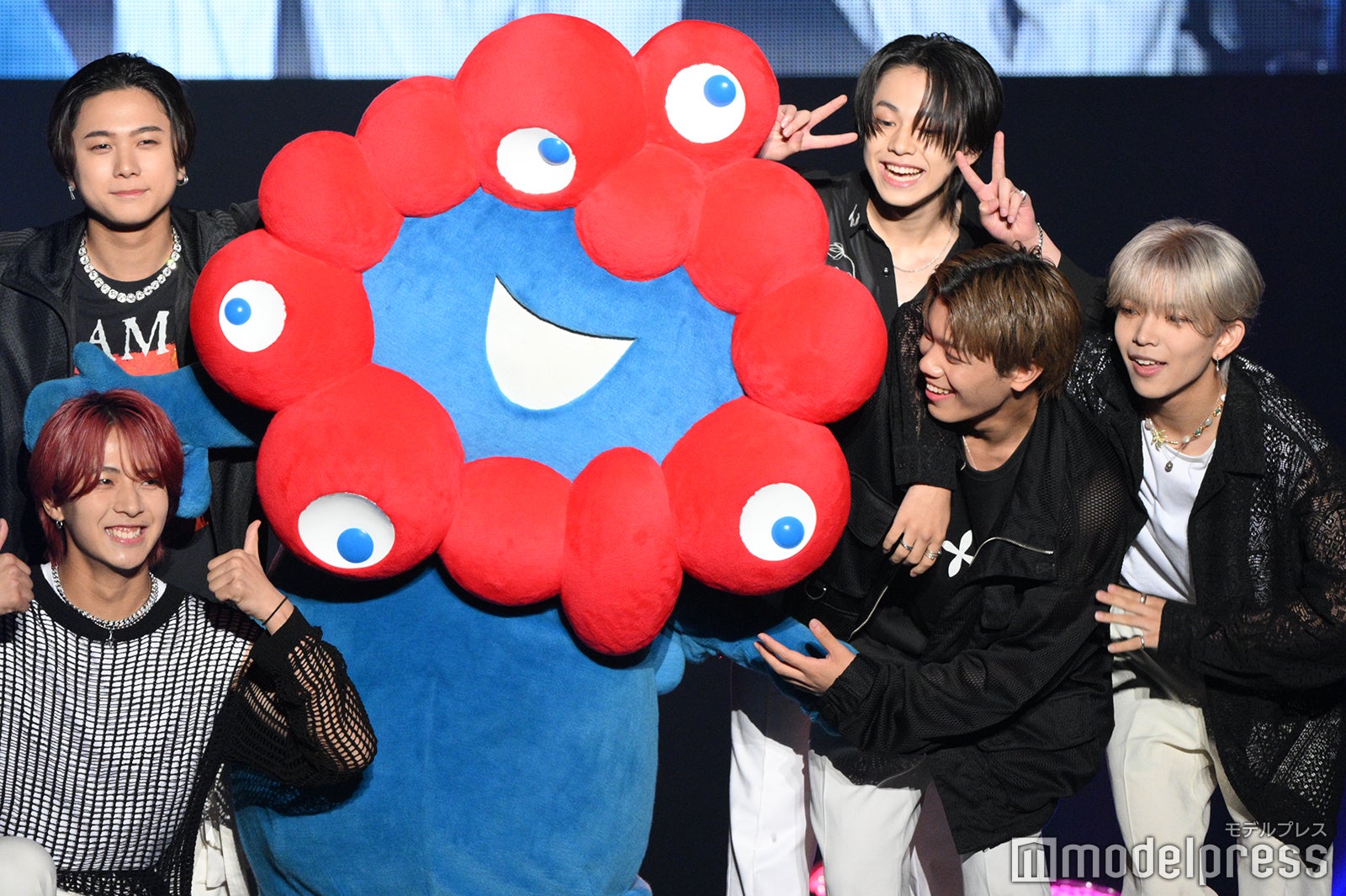 ミャクミャクとLIL LEAGUE（C）モデルプレス