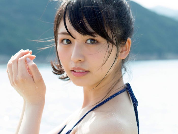 故郷長崎・五島列島の蛤浜海水浴場で撮影された1枚:長濱ねる1st写真集『ここから』(講談社)/撮影:細居幸次郎/本編未収録未公開カット