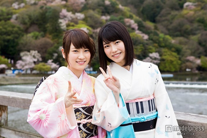 しっとり着物姿で魅了 渡月橋にて/情報旅番組「横山由依(AKB48)がはんなり巡る京都いろどり日記 ~ゆいはん&川栄 春爛漫の嵐山二人旅~(仮)」(関西テレビ 22日放送、深夜1:55~3:20)/(C)関西テレビ放送