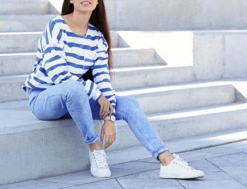 デニムが似合う美脚の女性