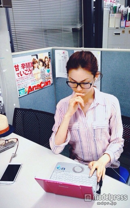 小説を執筆する押切もえ