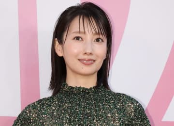 「薬指に指輪♥」「指輪ぁぁ♥尊い」5歳下俳優と結婚の波瑠 春のお出かけ姿にSNS鋭く注目「お幸せに」
