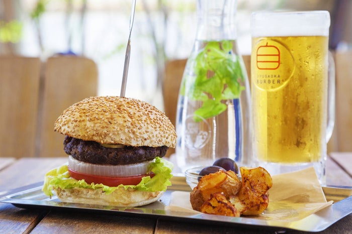 バーガーセット＆ビール／画像提供：カノア