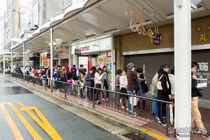 当日はオープンを待ちわびる買い物客で長蛇の列が