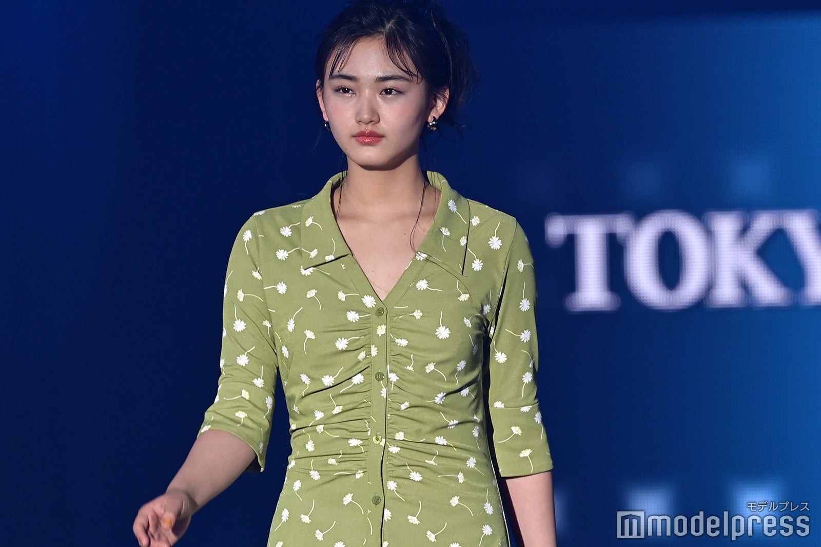 櫻坂46山崎天、大人っぽい表情にキュン 花柄ワンピで“ネオガーリー”に＜TGC2021 S／S＞