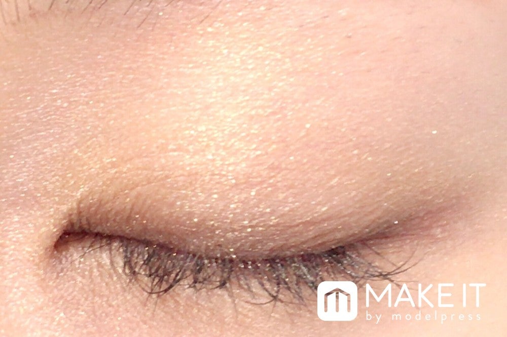 ルナソル／スパークリングアイズ／01 Gold Sparkling 使用 (C)メイクイット