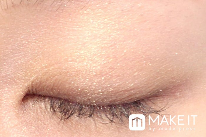 ルナソル/スパークリングアイズ/01 Gold Sparkling 使用 (C)メイクイット