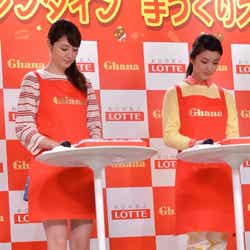 チョコレートにメッセージを書き入れる長澤まさみ(左)と武井咲(右)