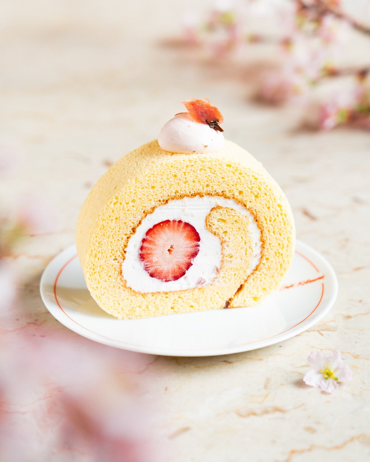Sakura Roll Cake - 桜のロールケーキ（青山限定）¥700／提供画像