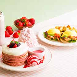 ストロベリー&チーズクリームパンケーキ、ハーブチキンとアボカドのエグスンベネディクト/提供画像
