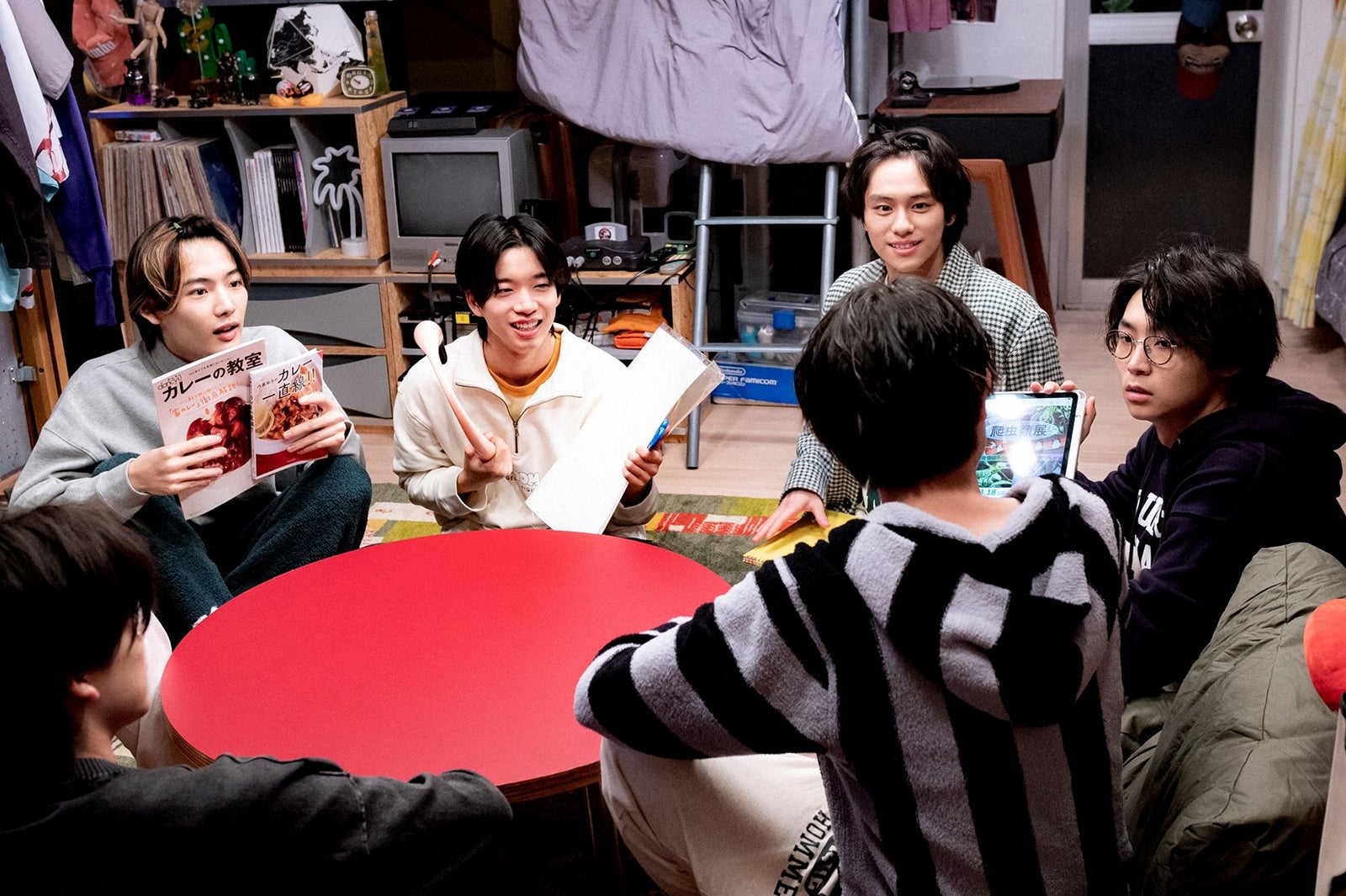 （手前左から時計回り）高橋文哉、NOA、森愁斗、山下幸輝、八村倫太郎、綱啓永「君の花になる」第7話より（C）TBS