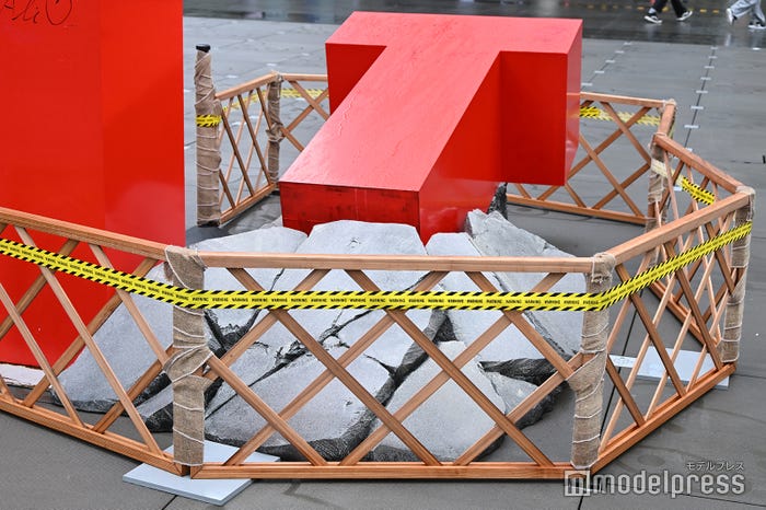 倒れた「T」/赤坂サカス広場の「VIVANT」モニュメント(C)モデルプレス