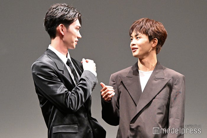 お互いの誕生日を確認し合う樋口幸平、草川拓弥(C)モデルプレス