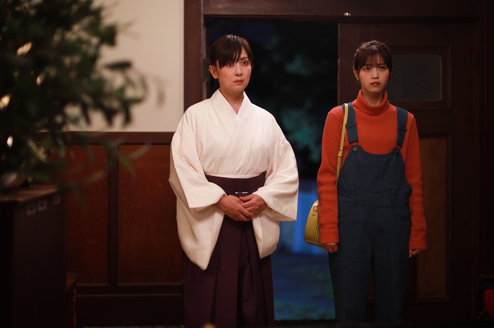 斉藤由貴、西野七瀬／「言霊荘」第9話より（C）テレビ朝日