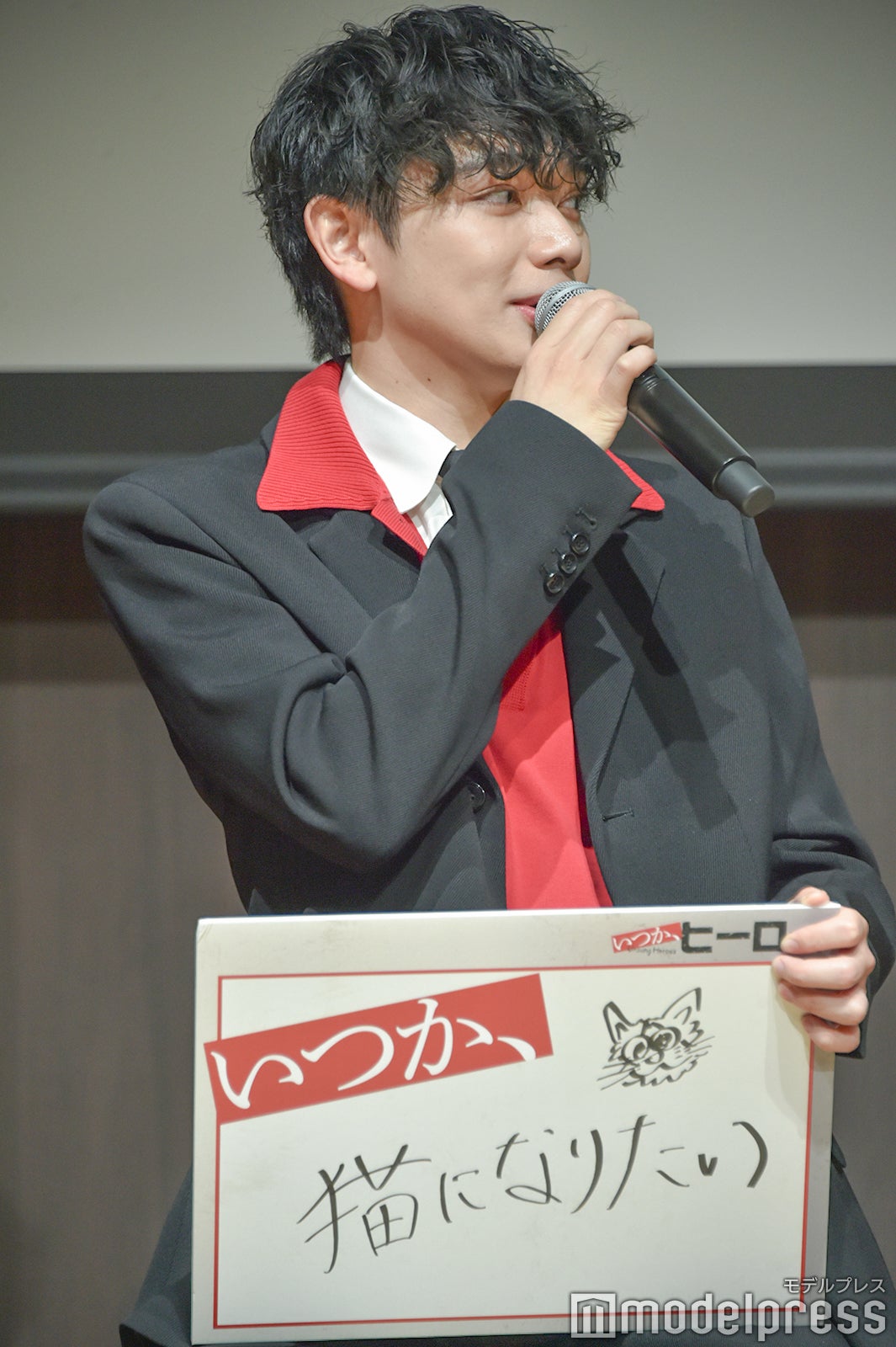 愛猫への思いを語る宮世琉弥（C）モデルプレス