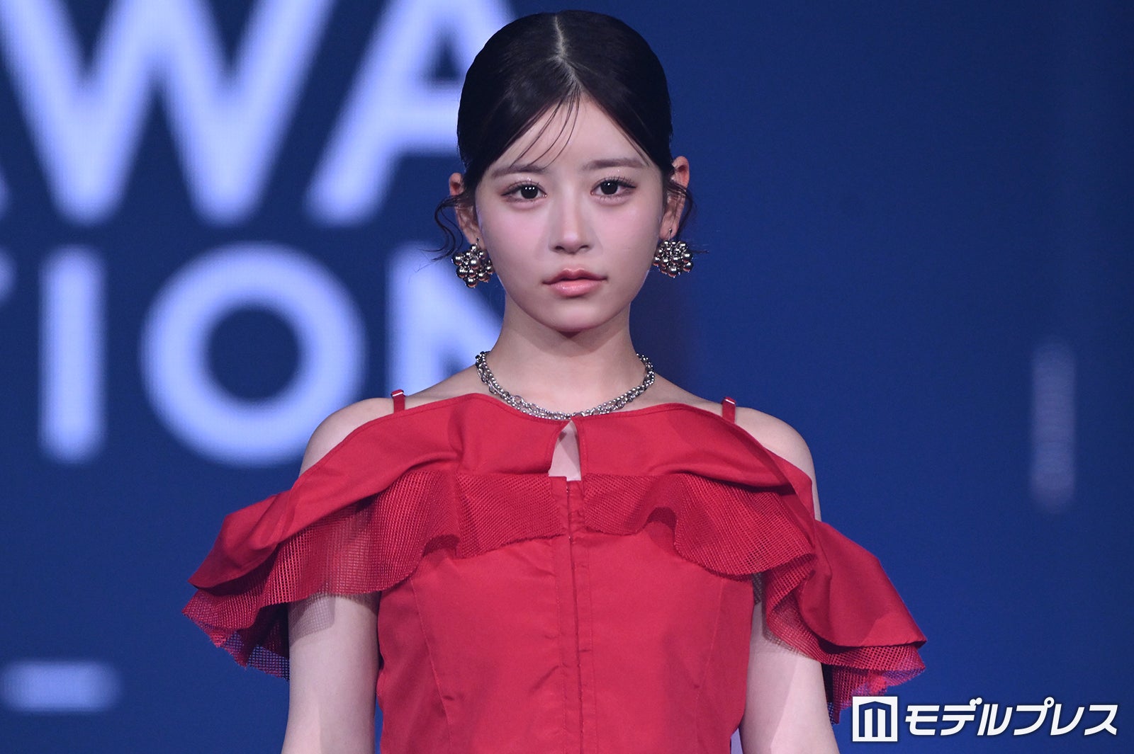 FRUITS ZIPPER月足天音、メンカラオフショルで登場 キュートな着こなし披露【オキコレ2026】