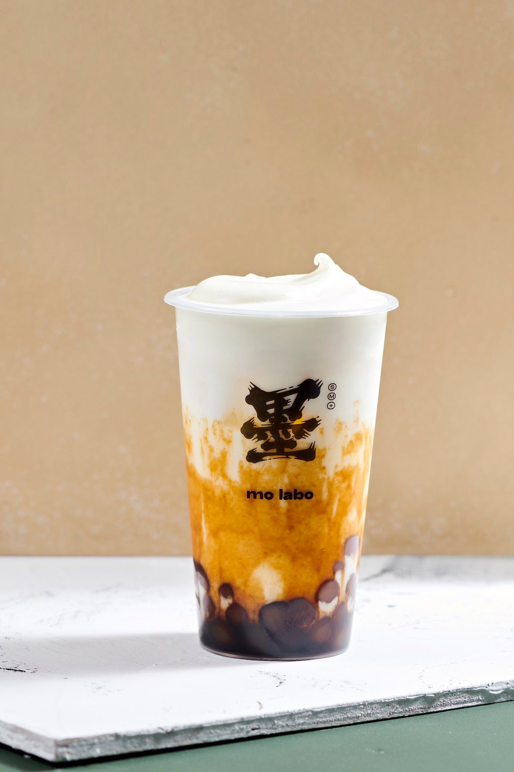 黒糖タピオカチーズクリームミルクティー　M 620円（税込）／画像提供：Molabo-J