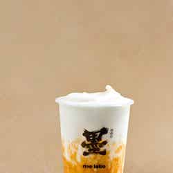 黒糖タピオカチーズクリームミルクティー　M 620円（税込）／画像提供：Molabo-J