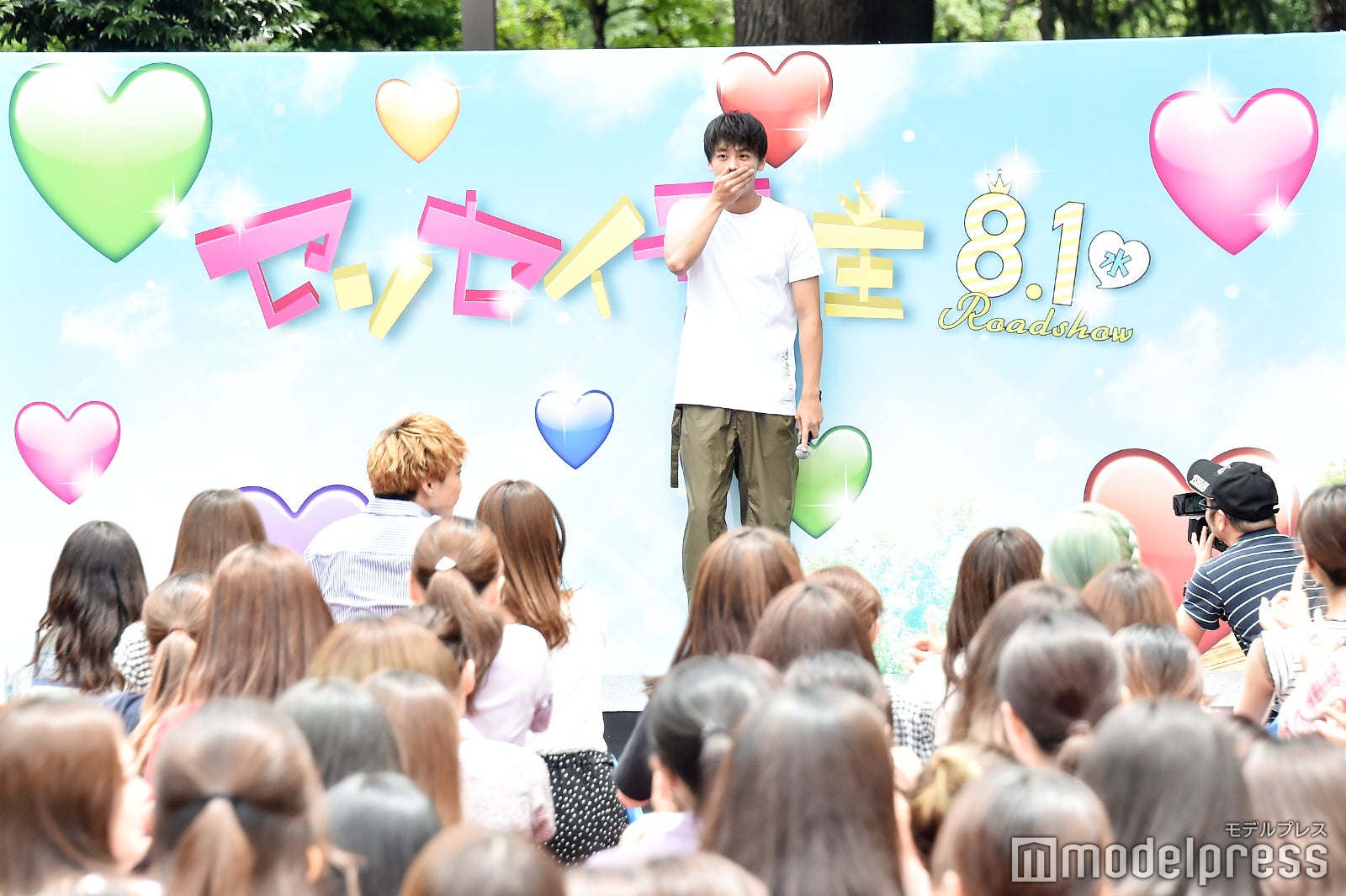 驚く竹内涼真 （C）モデルプレス