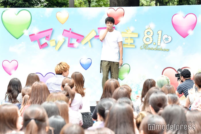 驚く竹内涼真 (C)モデルプレス