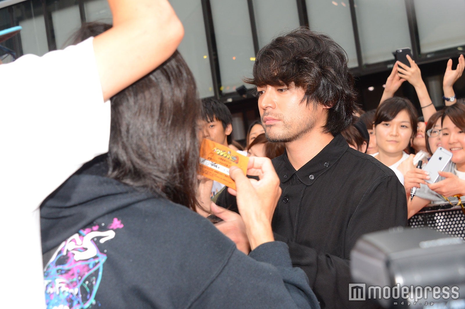 ファンサービスに応じる山田孝之(C)モデルプレス