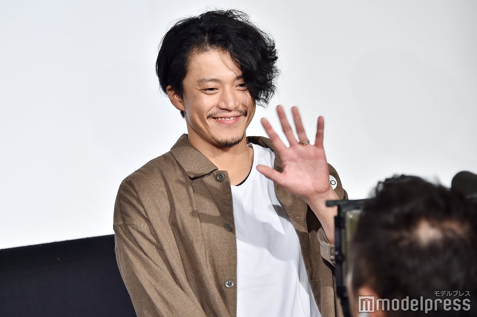 ライブビューイングのカメラに笑顔を見せる小栗旬 （C）モデルプレス