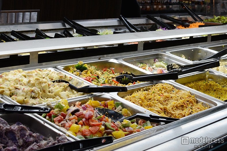 色鮮やかなサラダバーも人気