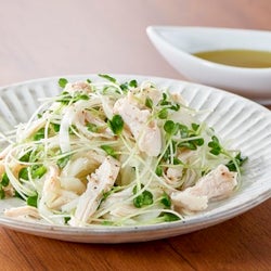 サラダチキンに一工夫!5分で作れる新玉ねぎのさっぱりサラダレシピ