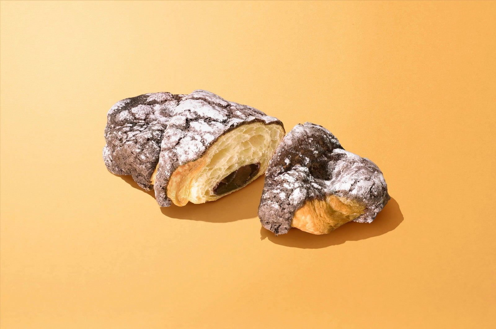 チョコマカロンクロワッサン（税込198円）（提供写真）