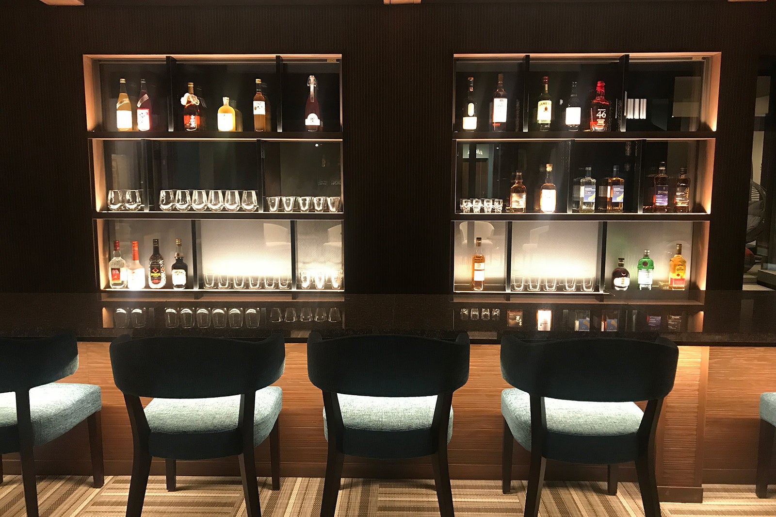 バー／画像提供：奈良屋