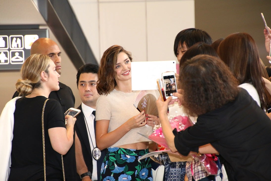 ミランダ・カー、入籍後初来日　へそ出しコーデでファンと交流