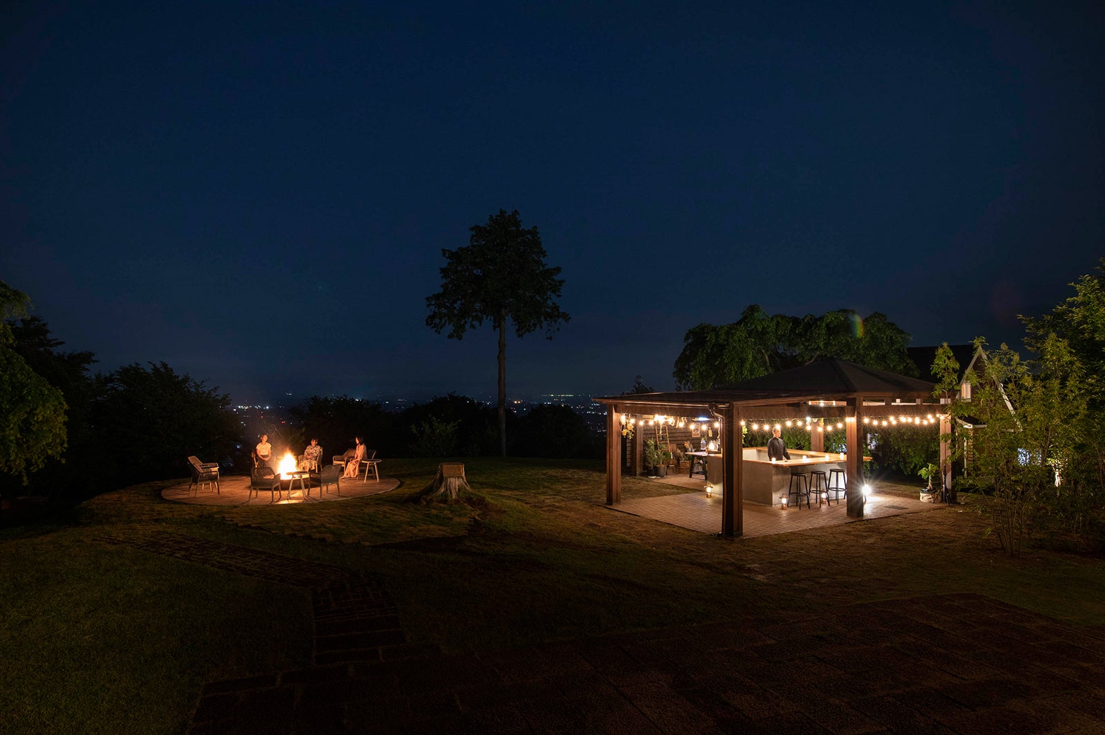 アウトドアバー・ファイヤープレイス／画像提供：コスモスイニシア