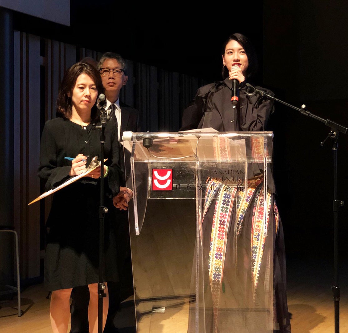 （右）三吉彩花（C）2019映画「ダンスウィズミー」製作委員会