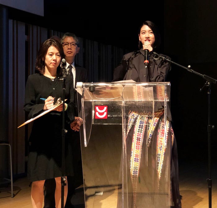 (右)三吉彩花(C)2019映画「ダンスウィズミー」製作委員会