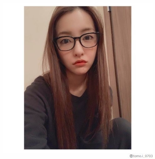 板野友美、就寝前のリラックス姿に「メガネ姿も可愛い」「めっちゃタイプ」の声