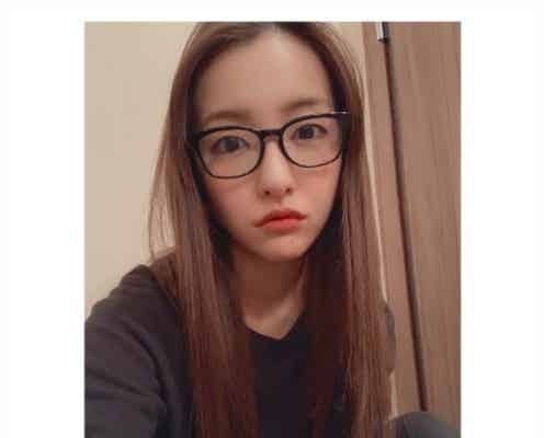 板野友美、就寝前のリラックス姿に「メガネ姿も可愛い」「めっちゃタイプ」の声