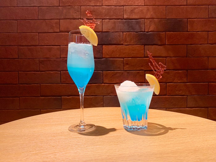 「OCEAN BY NAKED 光の深海展」とコラボした深海をイメージしたオリジナルドリンクの提供も／画像提供：アカツキライブエンターテインメント