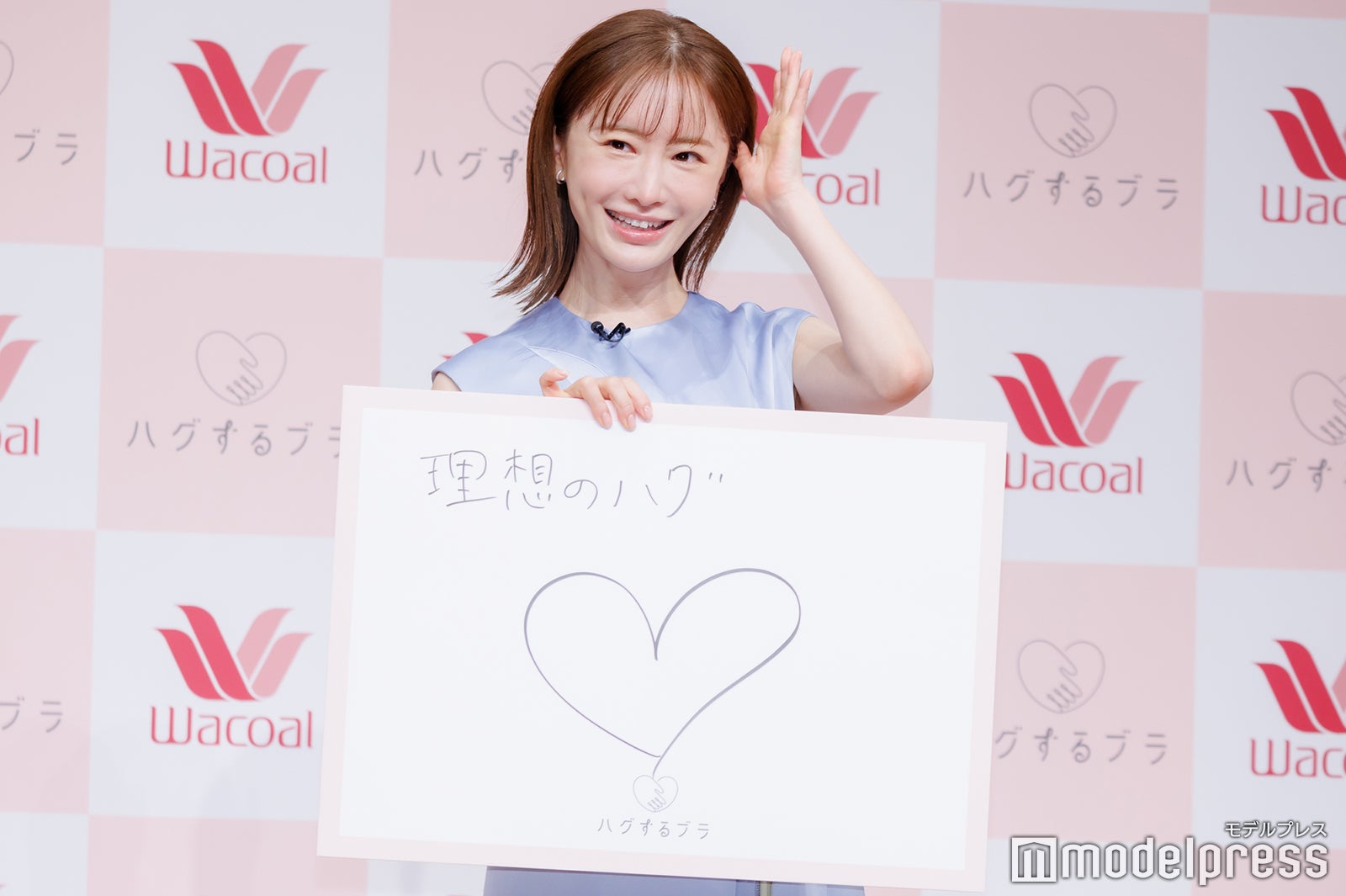 理想のハグを説明する松本まりか（C）モデルプレス