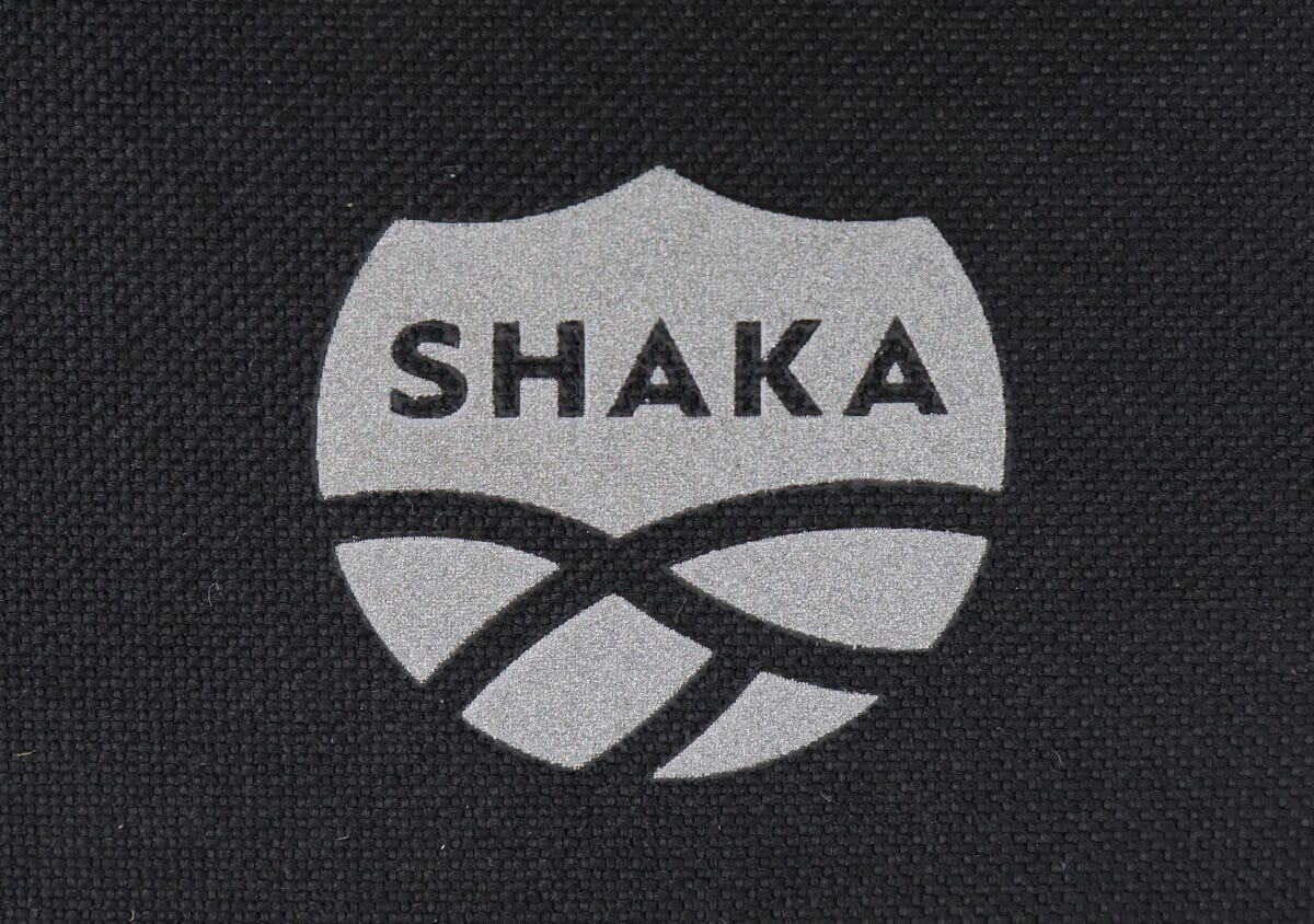 バッグ正面にあるSHAKAのロゴマークのアップ バッグ正面にあるSHAKAのロゴマークのアップ