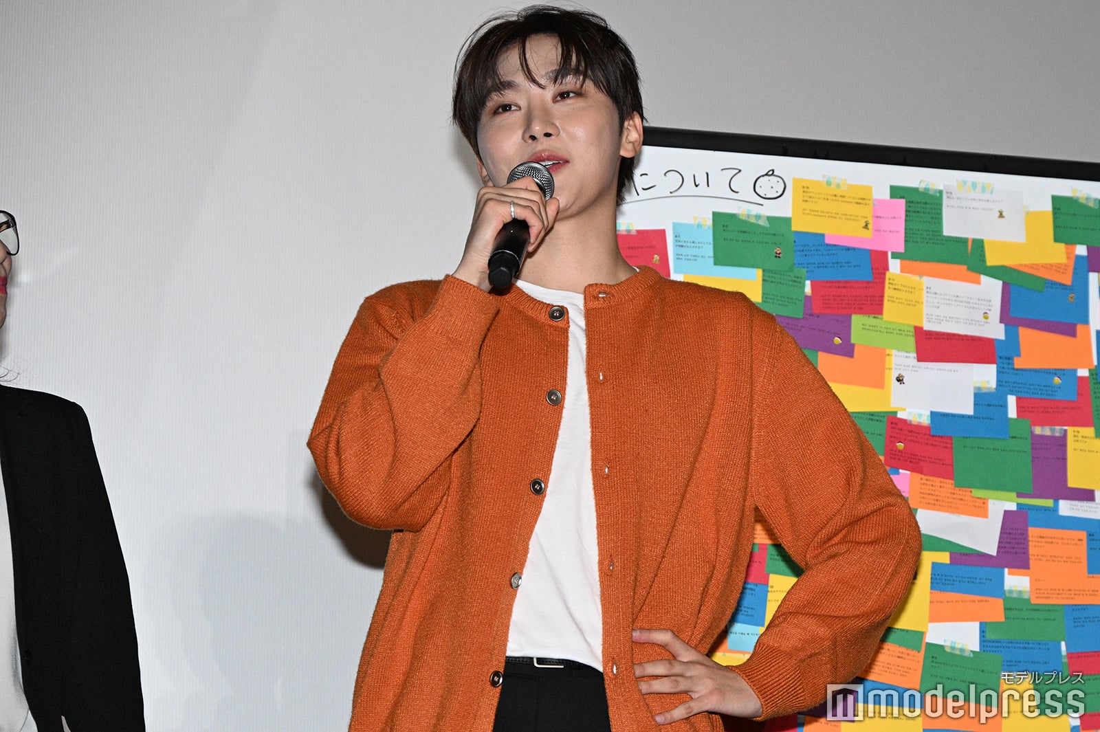 日本のコンビニのコーンパンが大好きだと話すSEUNGKWAN（C）モデルプレス