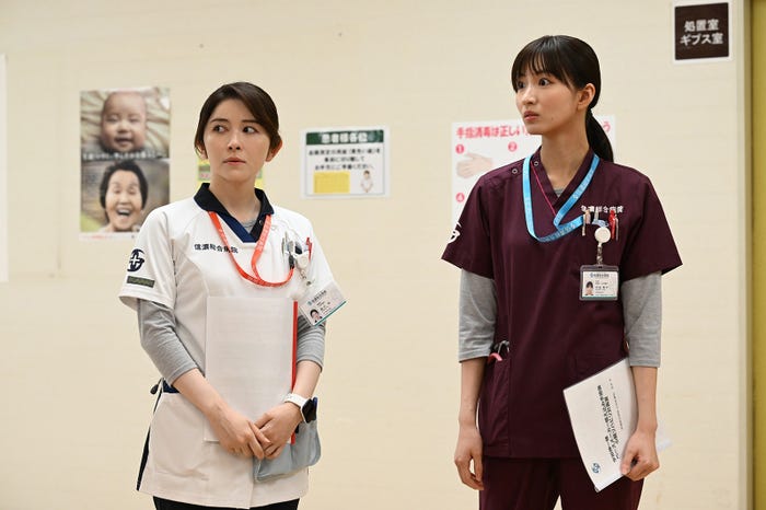 宮澤エマ、岡崎紗絵「マウンテンドクター」第6話より(C)カンテレ